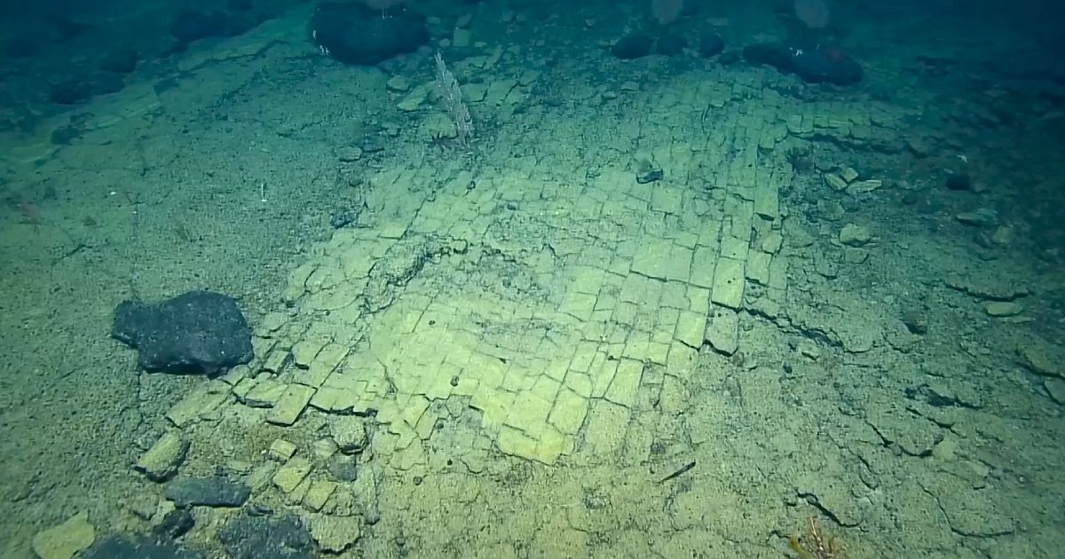 MYSTERY SOLVED AT THE BOTTOM OF THE OCEAN Perfectly paved "yellow brick road" shocked scientists, and then they realized...