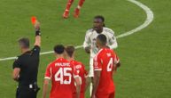 Ovakvu glupost nikad niste videli u fudbalu: Kamavinga dobio bizaran crveni karton, svi ljuti na sudiju Slavka