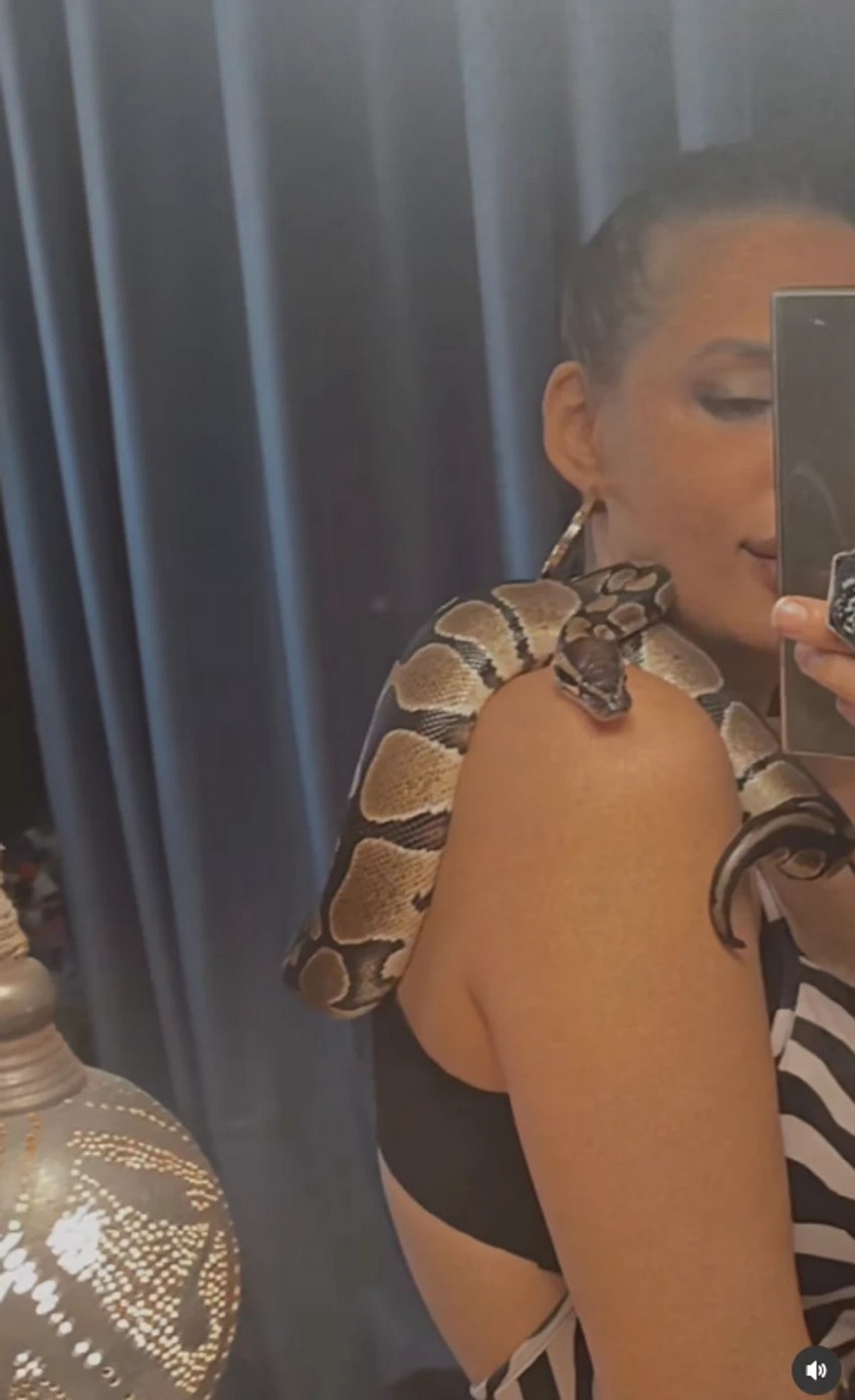 Šavija pokazala kako danas izgleda nakon operacija na licu zbog povreda: Kupila zmiju i drži je oko vrata