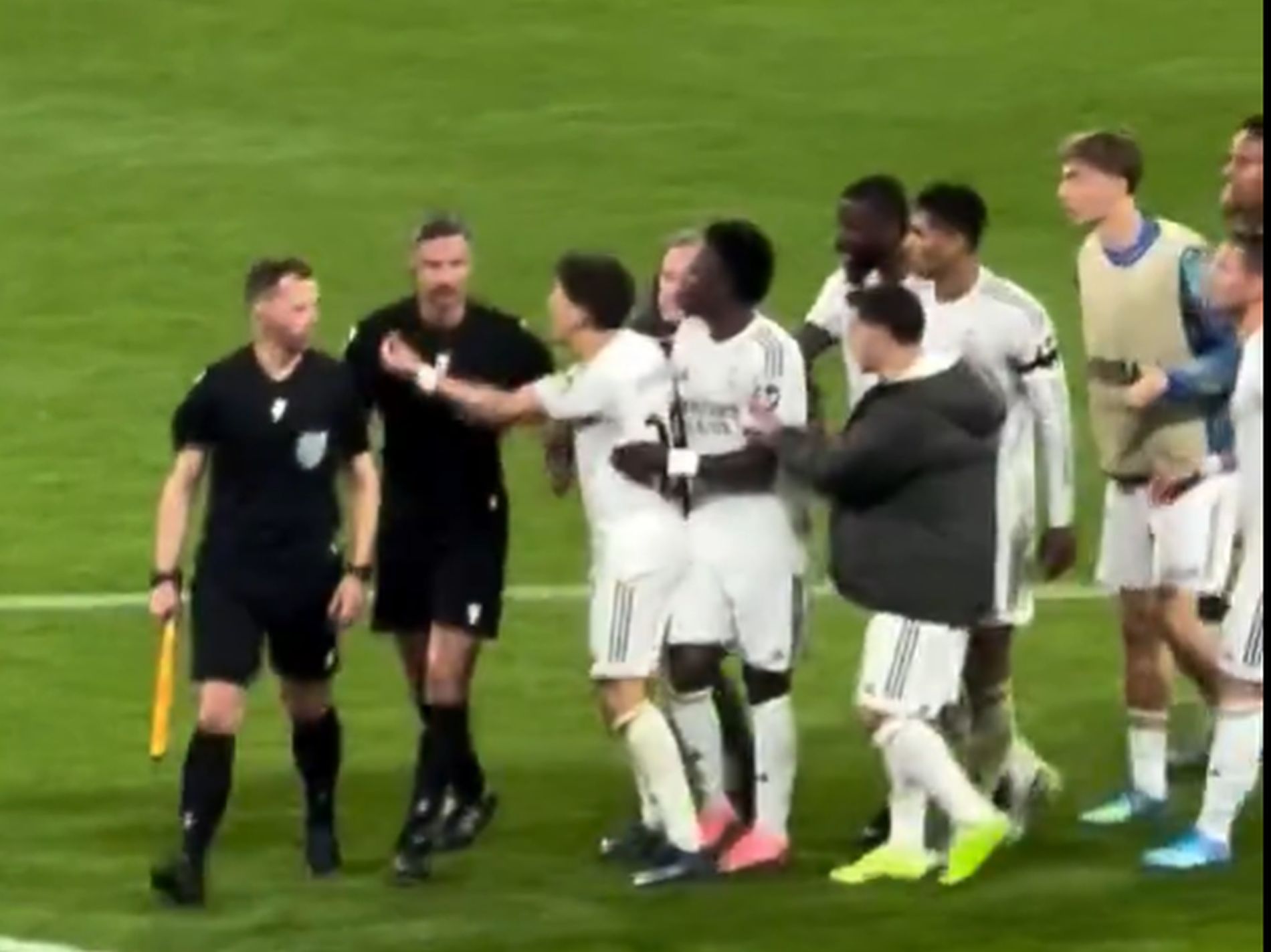 Haos u Ligi šampiona: Fudbaleri Real Madrida napali sudiju iz Slovenije, Turčin dobio i crveni karton!