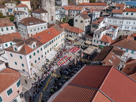Yu grupa i Kaliopi u Herceg Novom za prvomajske praznike