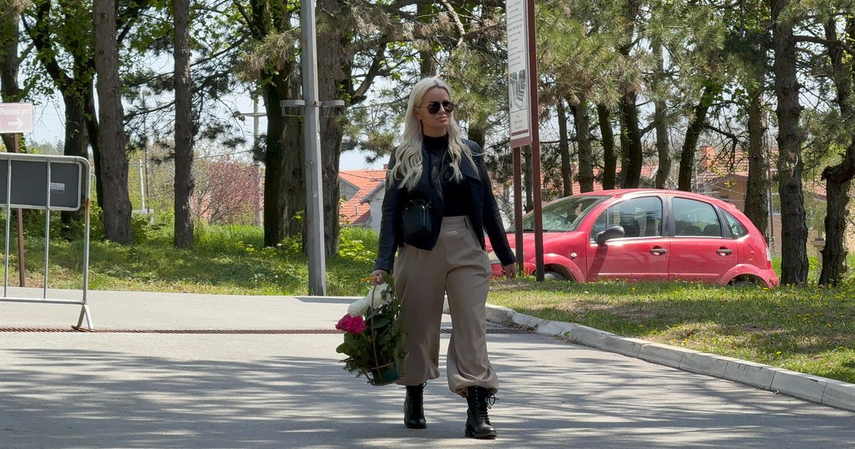 Džidža u javnosti posle gubitka bebe: Pevačica stigla na sahranu Ljiljane Marković, u ruci nosi ruže