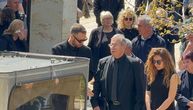 Tužna povorka krenula ka groblju! Sin pridržava Čedu Markovića, tuga i muk na sahrani njegove Ljiljane