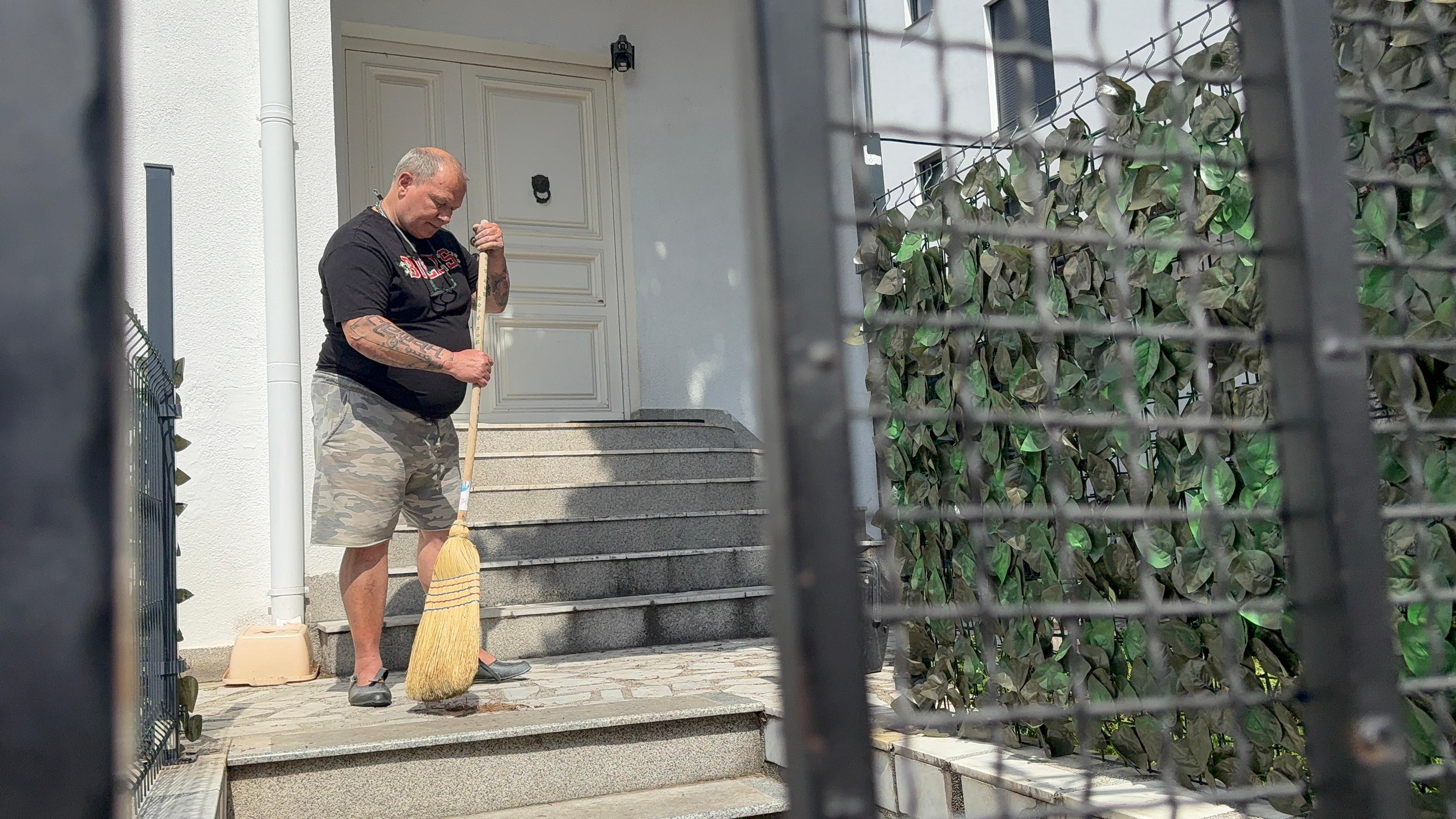 Stefan napustio porodični dom na Zvezdari, spakovao kofere nakon presude: Telegraf ispred kuće Karića