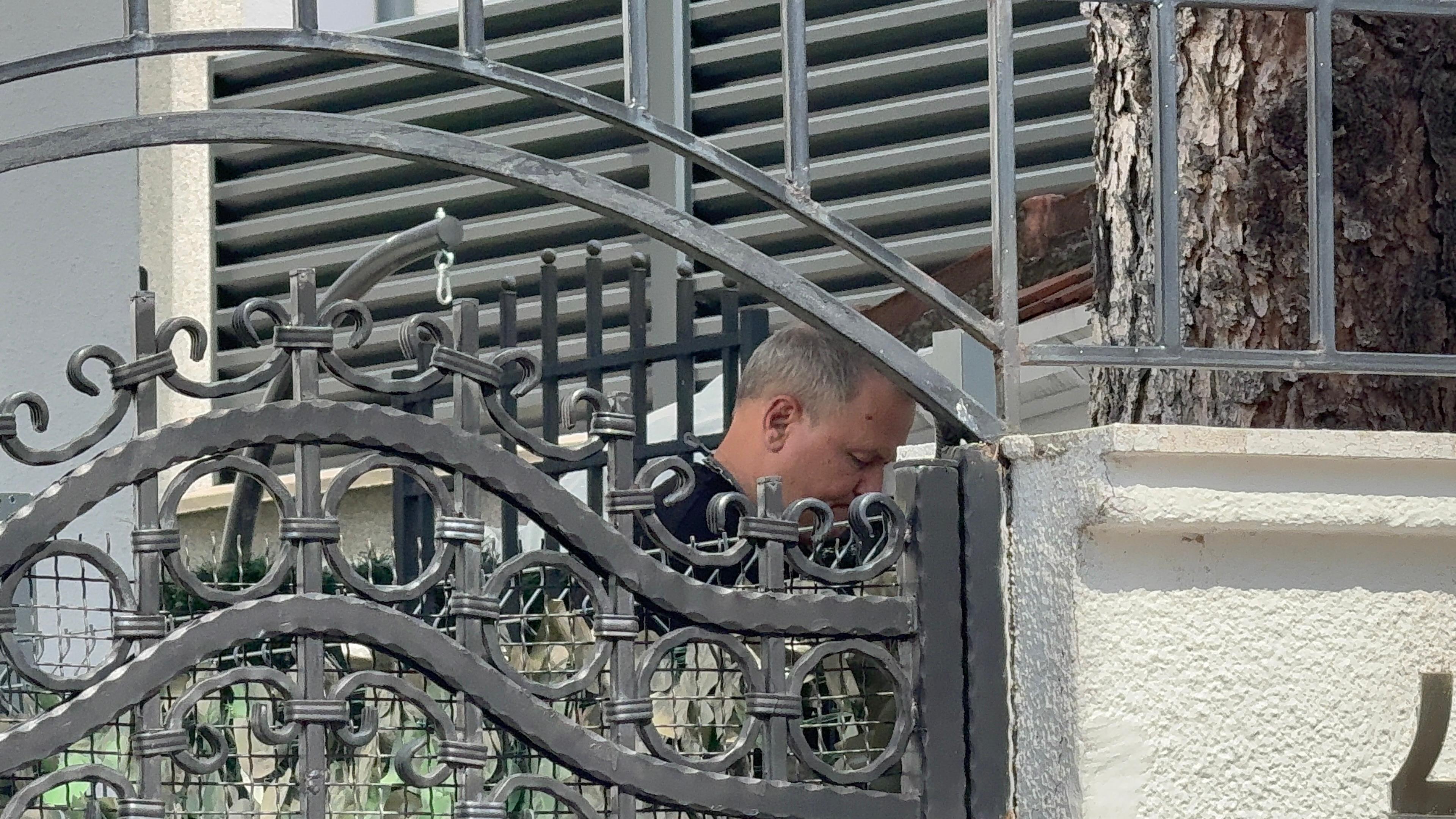 Stefan napustio porodični dom na Zvezdari, spakovao kofere nakon presude: Telegraf ispred kuće Karića