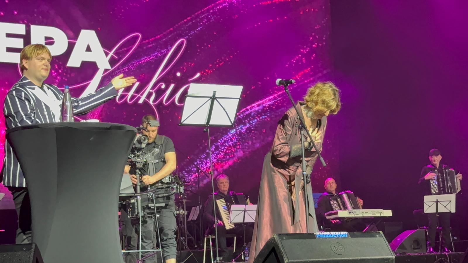 Naša pevačica ima dva datuma rođenja, a u papirima stoji ime za koje javnost nikad nije čula: “Vodi se…”