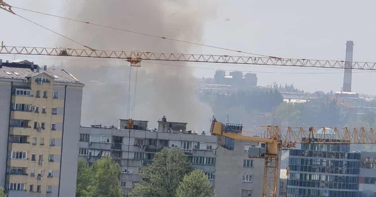Prve slike stravičnog požara na Voždovcu! Gust dim kulja iznad zgrada, vatrogasci i dalje na terenu