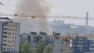 Prve slike stravičnog požara na Voždovcu! Gust dim kulja iznad zgrada, vatrogasci i dalje na terenu
