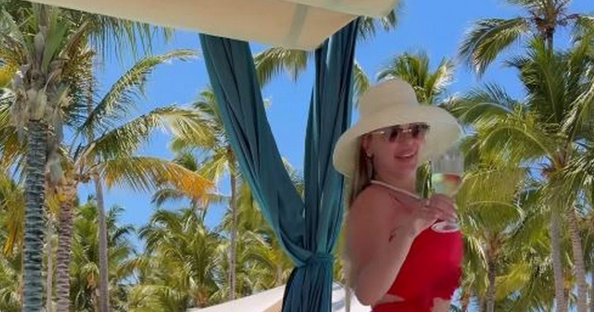 Evo kako uživa najpoznatija sestra na javnoj sceni: Pleše u crvenoj haljini, piće, jastog...sve joj je potaman