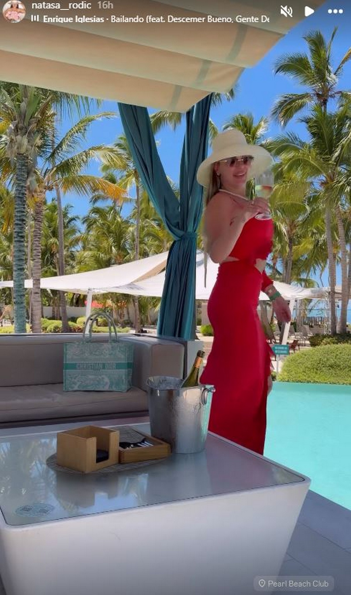 Evo kako uživa najpoznatija sestra na javnoj sceni: Pleše u crvenoj haljini, piće, jastog...sve joj je potaman