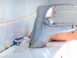 fugne, čišćenje fugni, kupatilo, slavina, česma, čišćenje