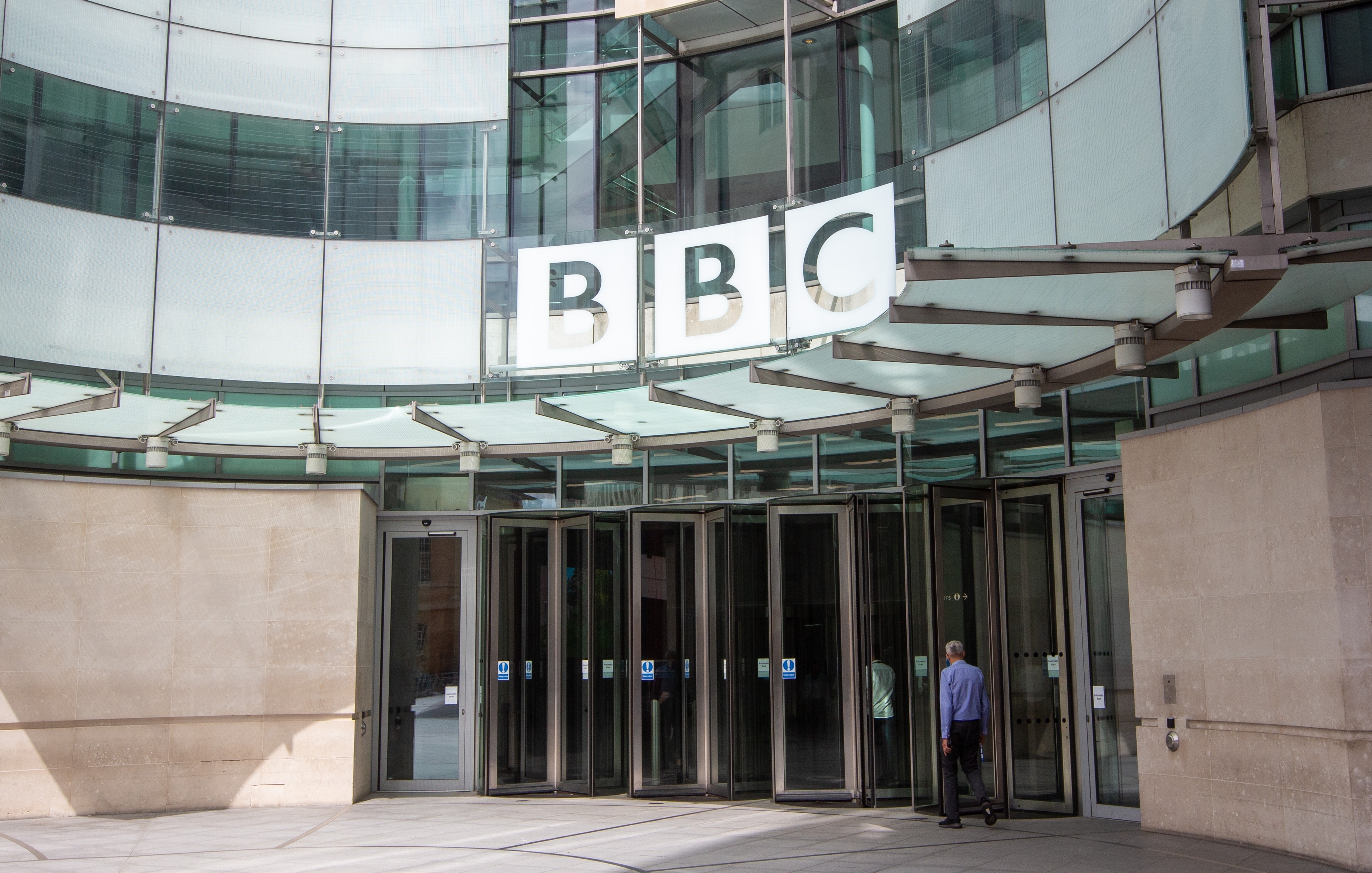 Potres na Ostrvu: BBC ukida do 2.000 radnih mesta, najveći rezovi u informativi