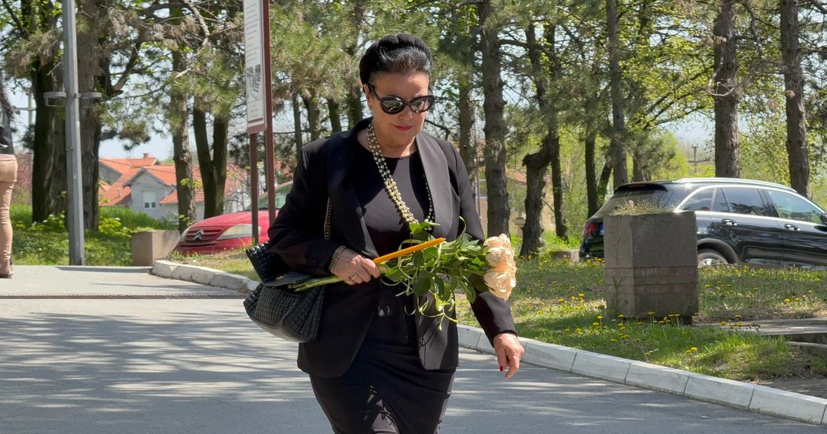 Snežana Savić stigla na groblje: U crnini i sa belim ružama, došla da isprati Čedinu suprugu na večni počinak
