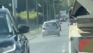 Treća vožnja u kontrasmeru za manje od 24 sata: Snimljen još jedan vozač na OVOM PUTU u Zemunu, ljudi u šoku!