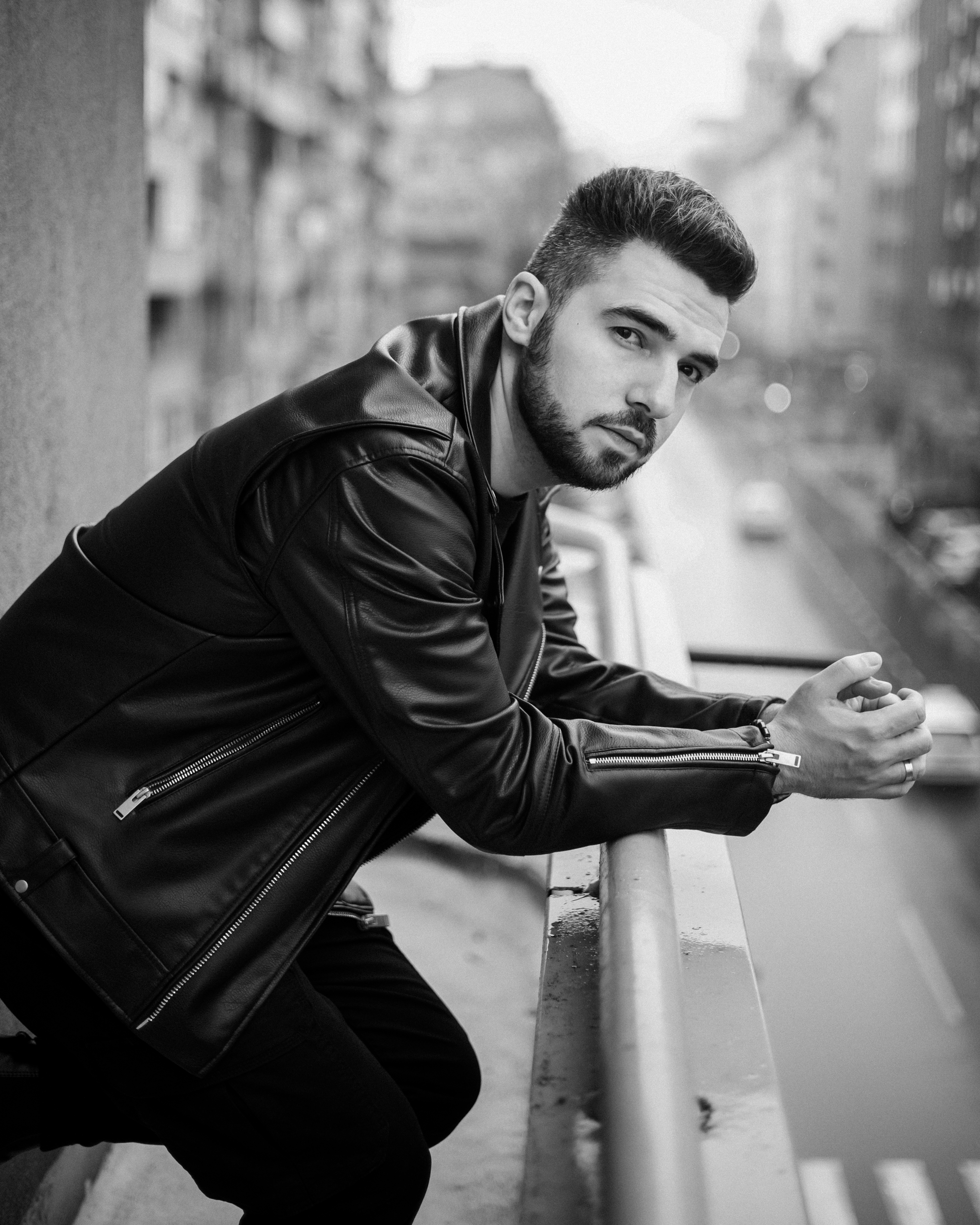 Pet životnih priča u spotu za "Zagrljaj": Kako pesma Milana Bujakovića spaja sećanje i nadu