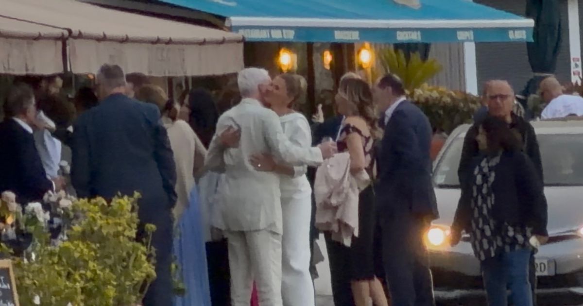 Melinu čvrsto grli otac pred udaju za 23 godine starijeg milionera: Emotivni kadrovi ispred restorana