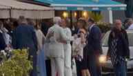 Melinu čvrsto grli otac pred udaju za 23 godine starijeg milionera: Emotivni kadrovi ispred restorana