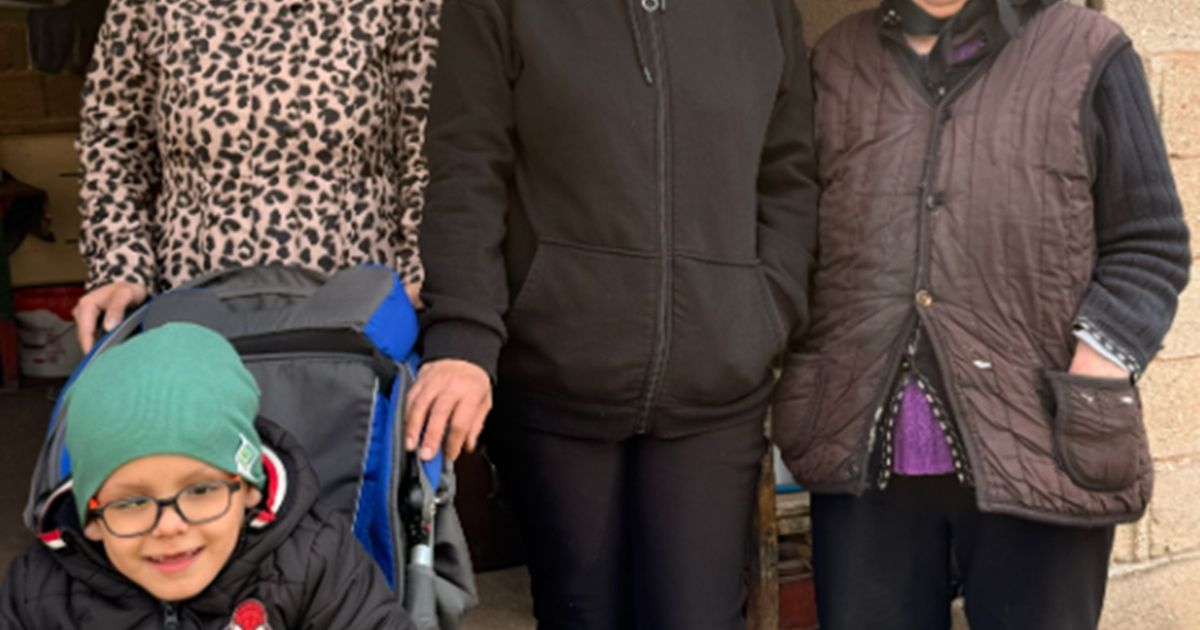 Tri žene i dečak se svakodevno bore sa nemaštinom: Jovan ima cerebralnu paralizu, kupa se u koritu