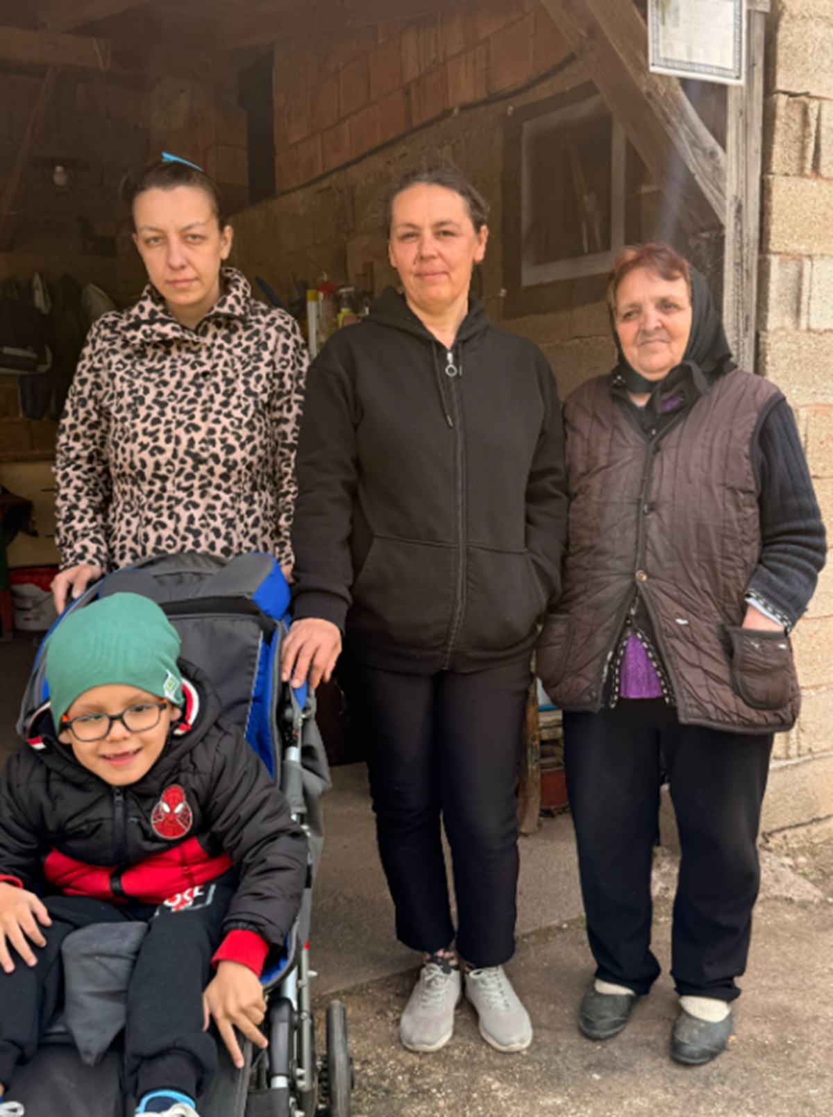 Tri žene i dečak se svakodevno bore sa nemaštinom: Jovan ima cerebralnu paralizu, kupa se u koritu