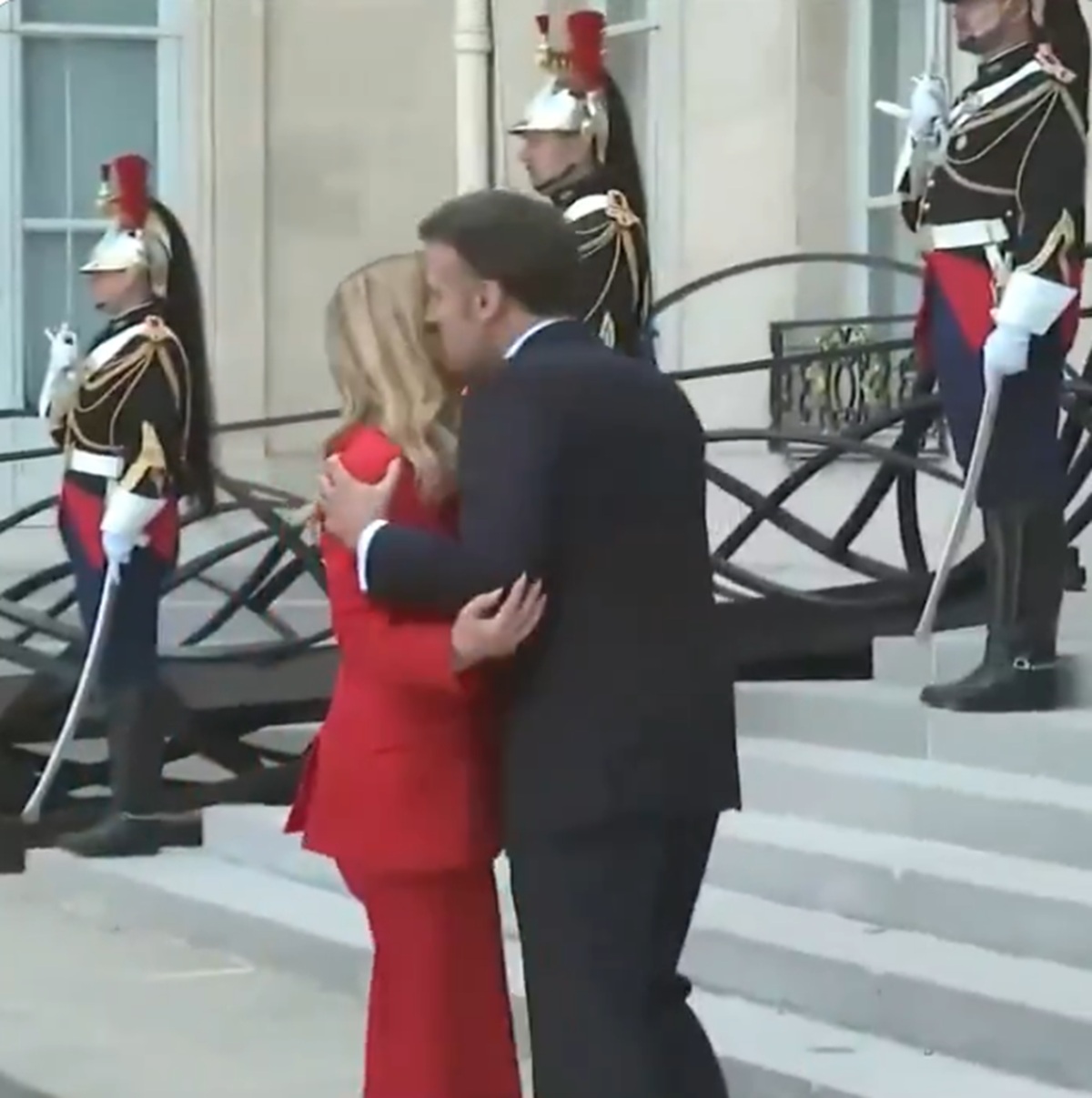 Poljubac Makrona i Meloni pred kamerama postao viralan: Srdačni Francuz i zbunjena Italijanka