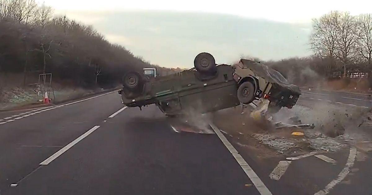 Audi presekao put vojnom vozilu, usledila stravična nesreća: Vojnici teško povređeni, snimak je strašan
