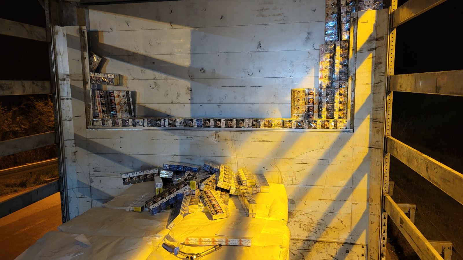 Tajni bunkeri u kamionu na granici kod Bezdana: Otkriveno skoro 20.000 paklica krijumčarenih cigareta