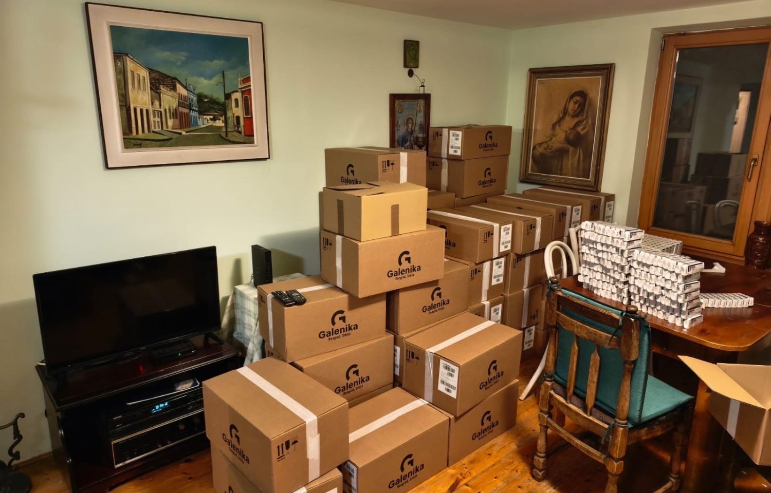 Policija ga zatekla dok je prepakivao drogu! Uhapšen muškarac u Sremskoj Mitrovici, zaplenjeno 450.000 tableta