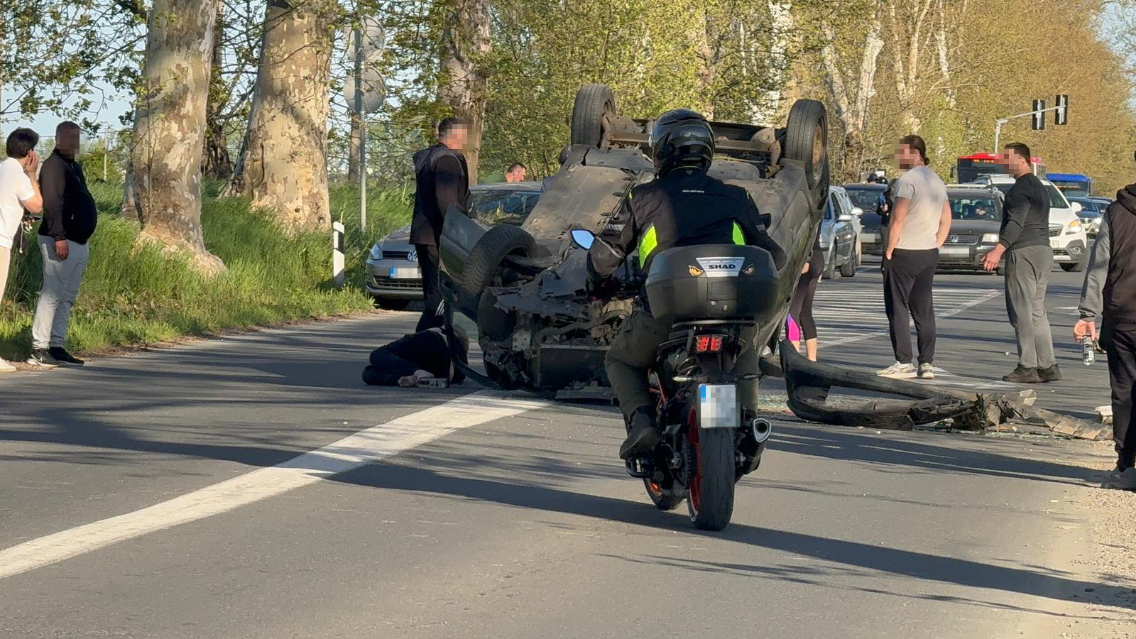 Dramatične scene u Batajnici: Prevrnuo se automobil, žena nepomično leži pored