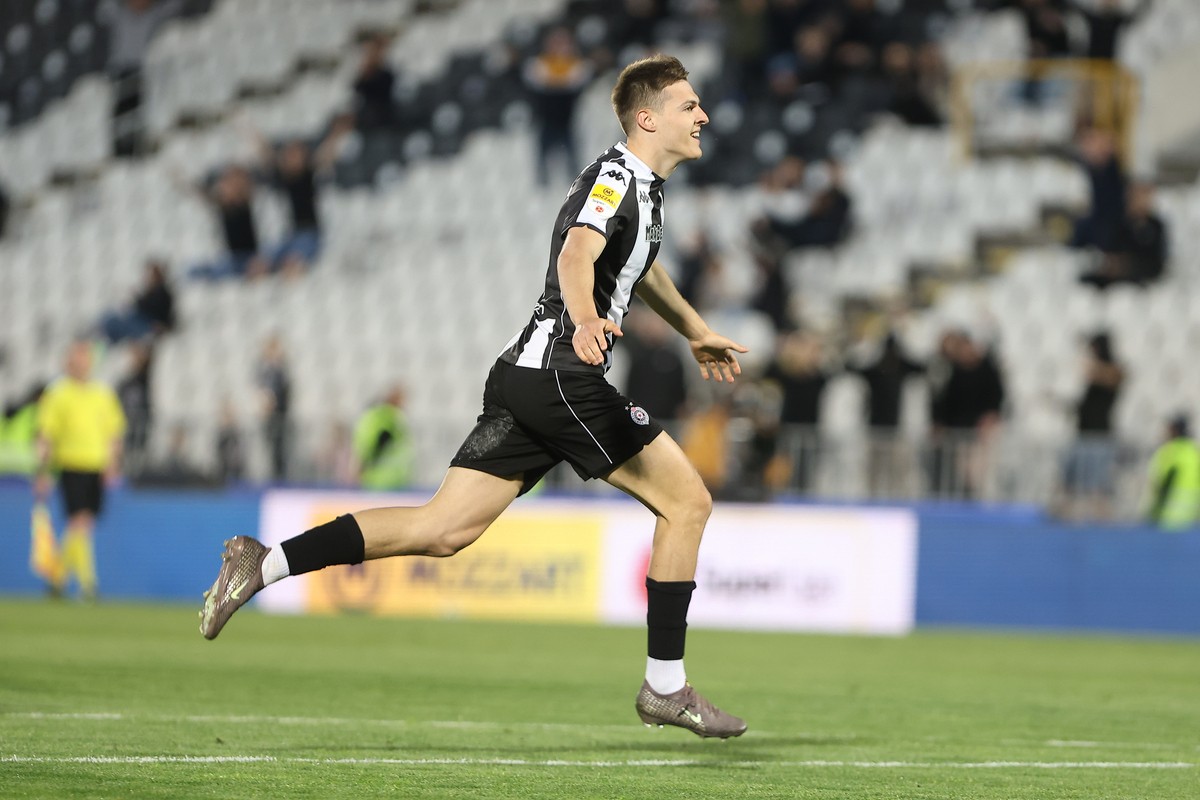 Bivši golman Zvezde katastrofalnom greškom poklonio pobedu Partizanu, ovako su crno-beli slavili