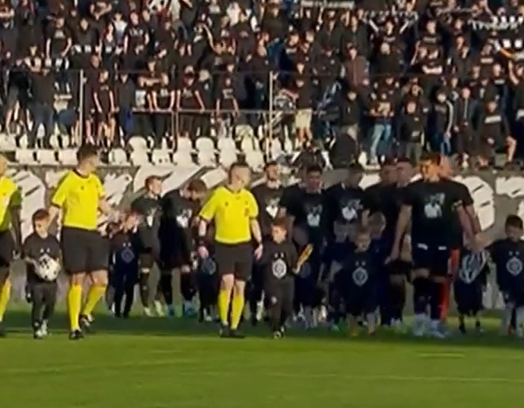 Fudbaleri Partizana emotivno odali počast Dušku Vujoševiću, pogledajte šta su uradili