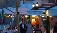 Prva slika mladenaca, počinje Melinina svadba u luks hotelu u Italiji: Sa jahte je izveo Džefri u venčanici