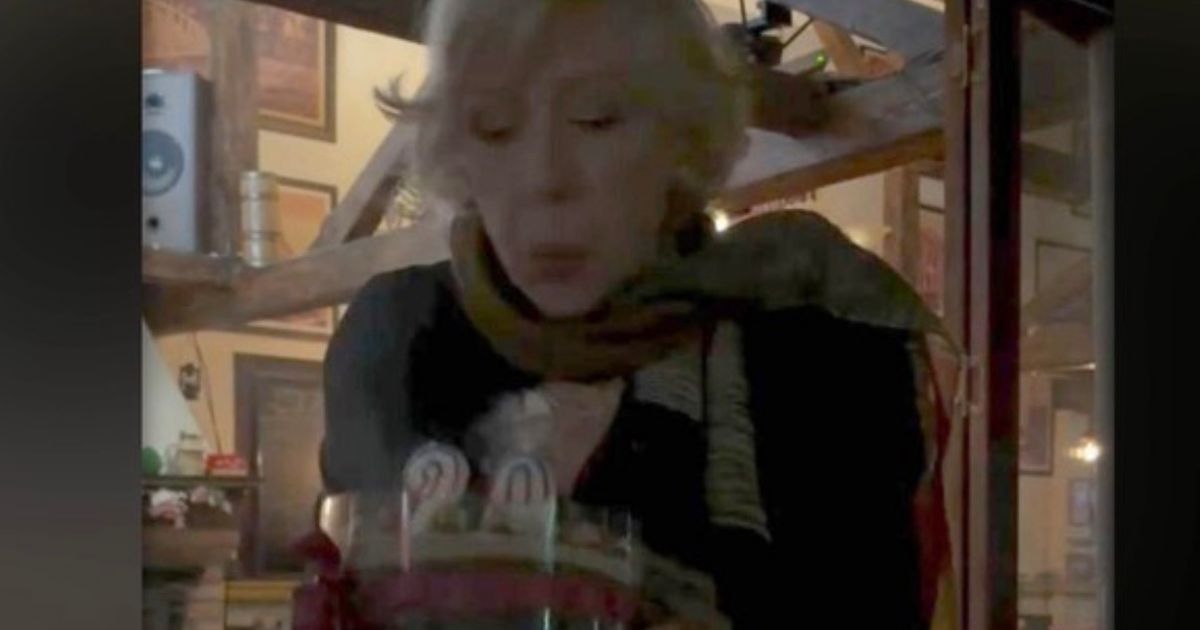 Branka Petrić proslavila 89. rođendan u kafani: Priredili joj iznenađenje, ona oduvala svećice