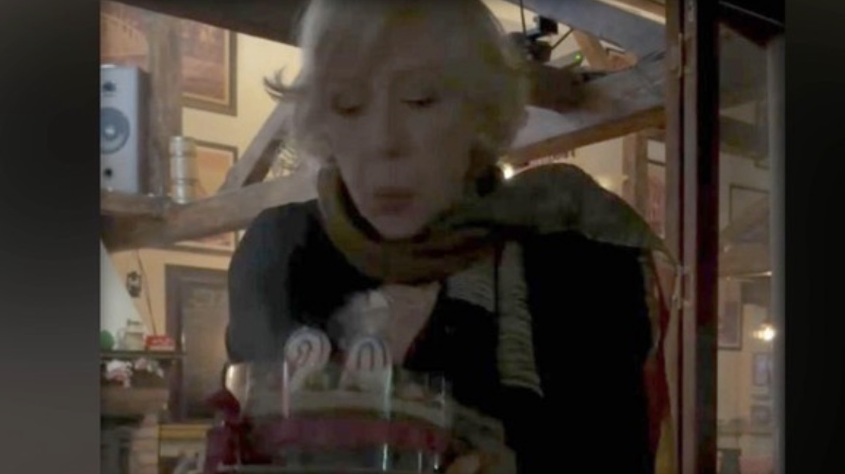 Branka Petrić proslavila 89. rođendan u kafani: Priredili joj iznenađenje, ona oduvala svećice
