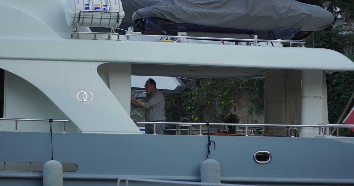 Melina i milioner stigli jahtom do hotela: Ona se krila, Džefri u džemperu i farmerkama čistio po brodu