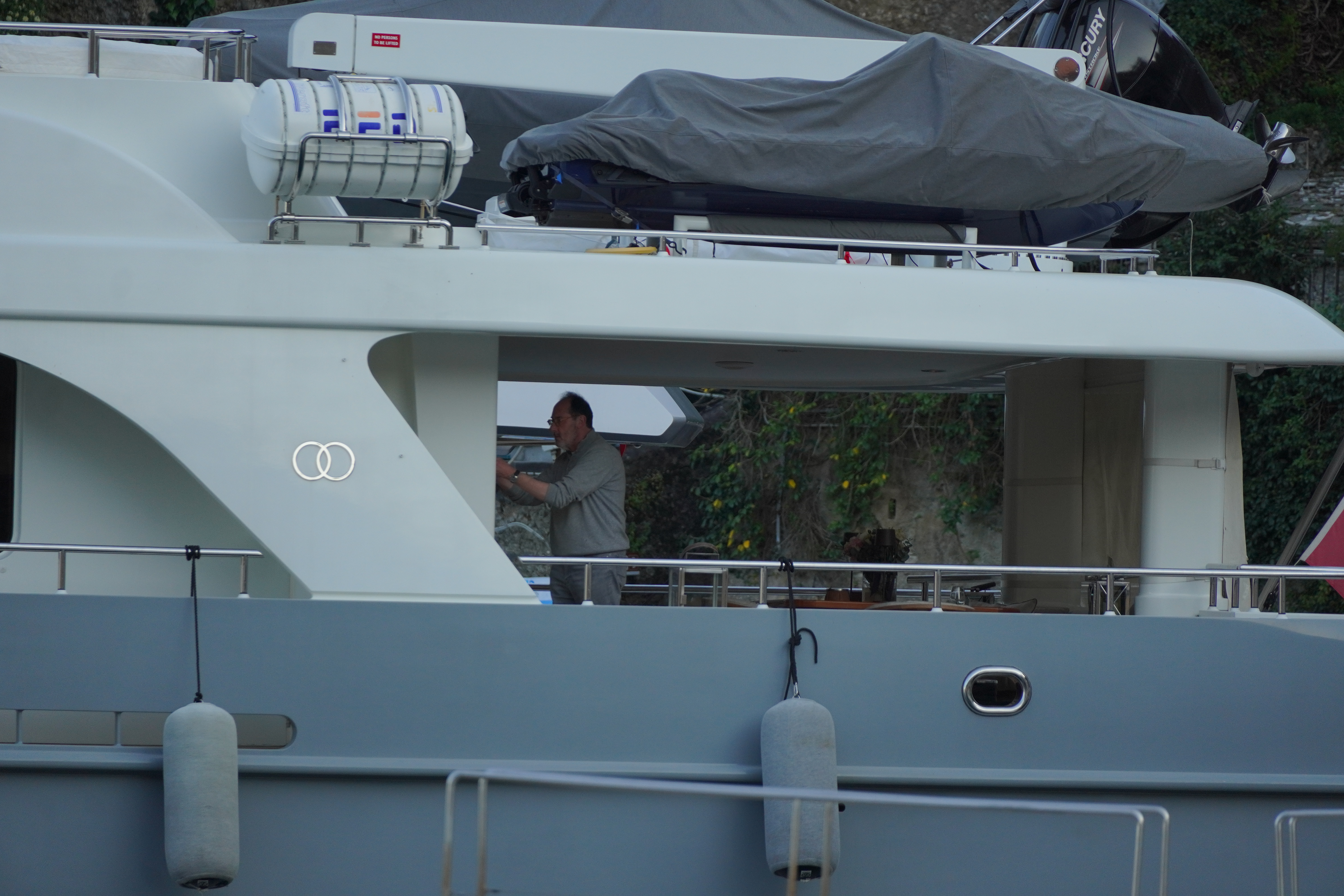 Melina i milioner stigli jahtom do hotela: Ona se krila, Džefri u džemperu i farmerkama čisto po brodu