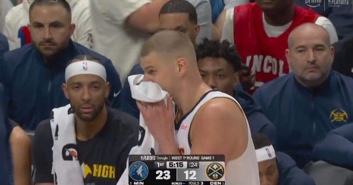 Šok na prvom meču plejofa NBA lige: Nikola Jokić krvari posle udarca Edvardsa