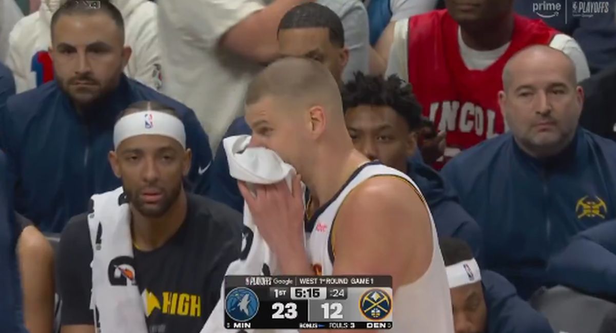 Šok na prvom meču plejofa NBA lige: Nikola Jokić krvari posle udarca Edvardsa