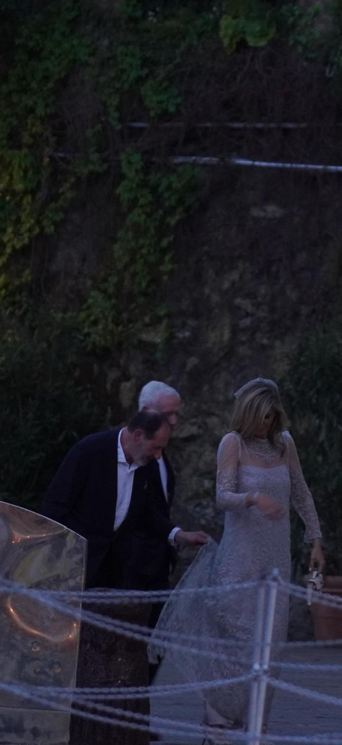 Prva slika mladenaca, počinje Melinina svadba u luks hotelu u Italiji: Sa jahte je izveo Džefri u venčanici