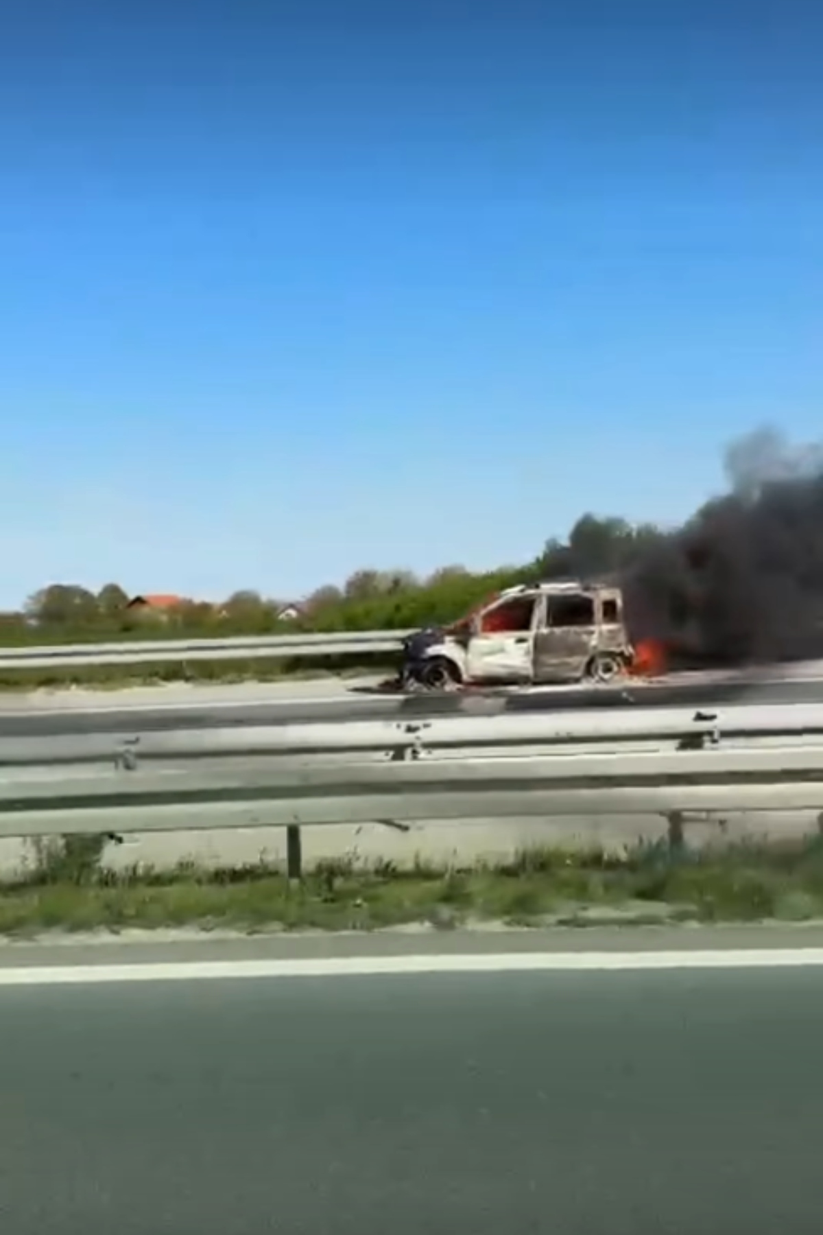 Zapalio se auto na auto-putu Miloš Veliki: Stvaraju se zastoji, sve se zadimilo