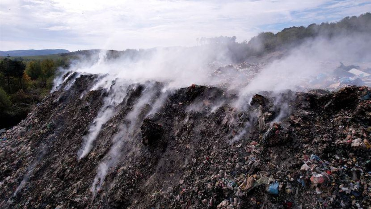 Deponija kod Sjenice konstantno gori? Meštani se svake godine suočavaju s istim problemom
