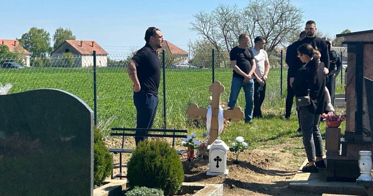 “Sine, otvori oči da vidiš” Potresne scene na groblju u Brestaču, doveli Draganove ćerke, baba jeca