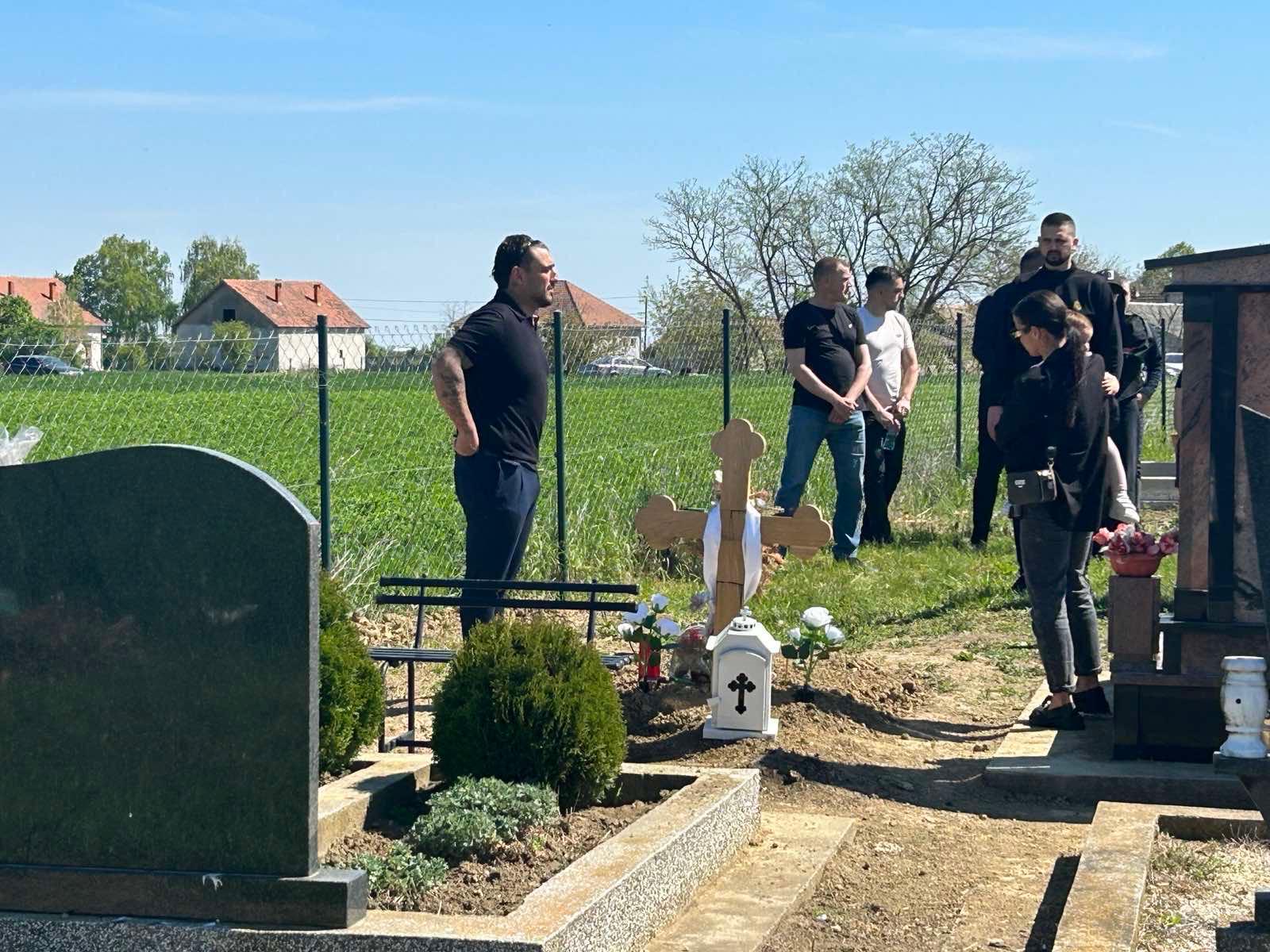 “Sine, otvori oči da vidiš” Potresne scene na groblju u Brestaču, doveli Draganove ćerke, baba jeca