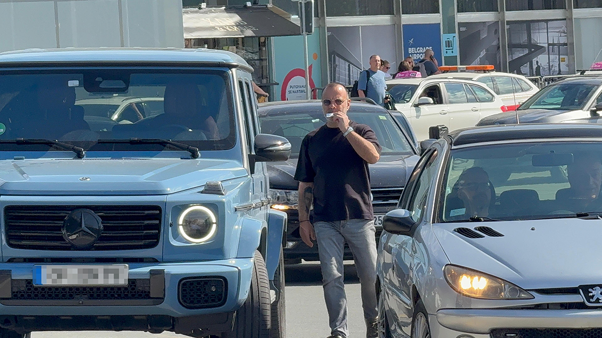 Muž naše pevačice zaradjuje milione i vozi besnu mašinu: Sad je uhvaćen na delu u džipu od 250.000 €