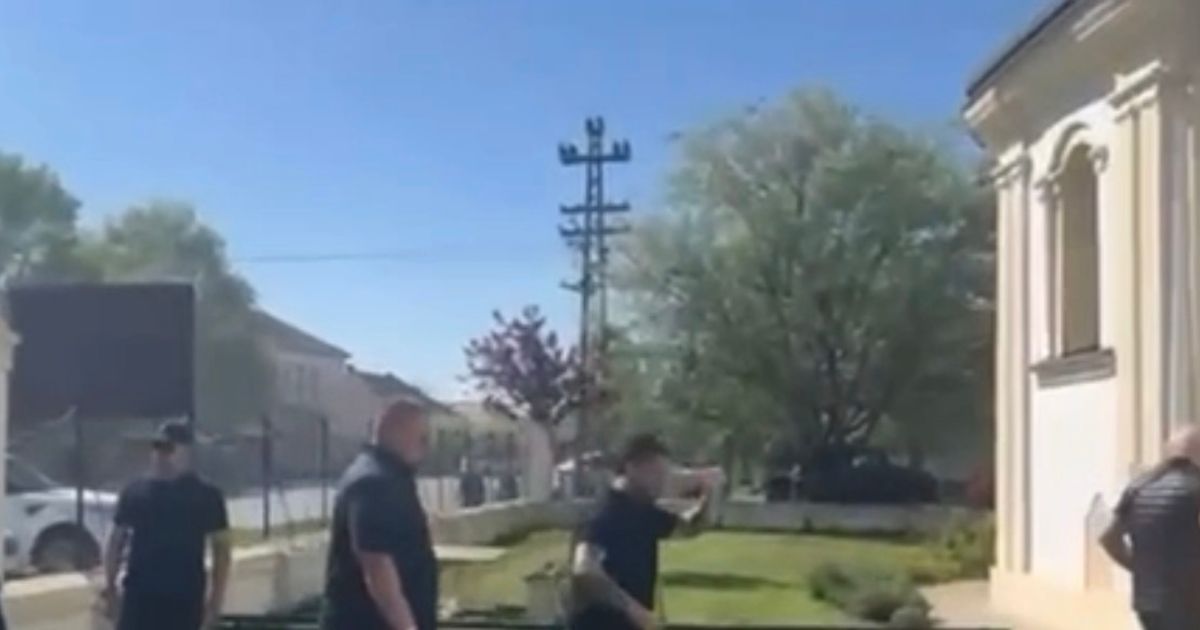 Tuga u Brestaču: Navršava se 40 dana od pogibije brata Darka Lazića, pevač u crnini stigao u crkvu