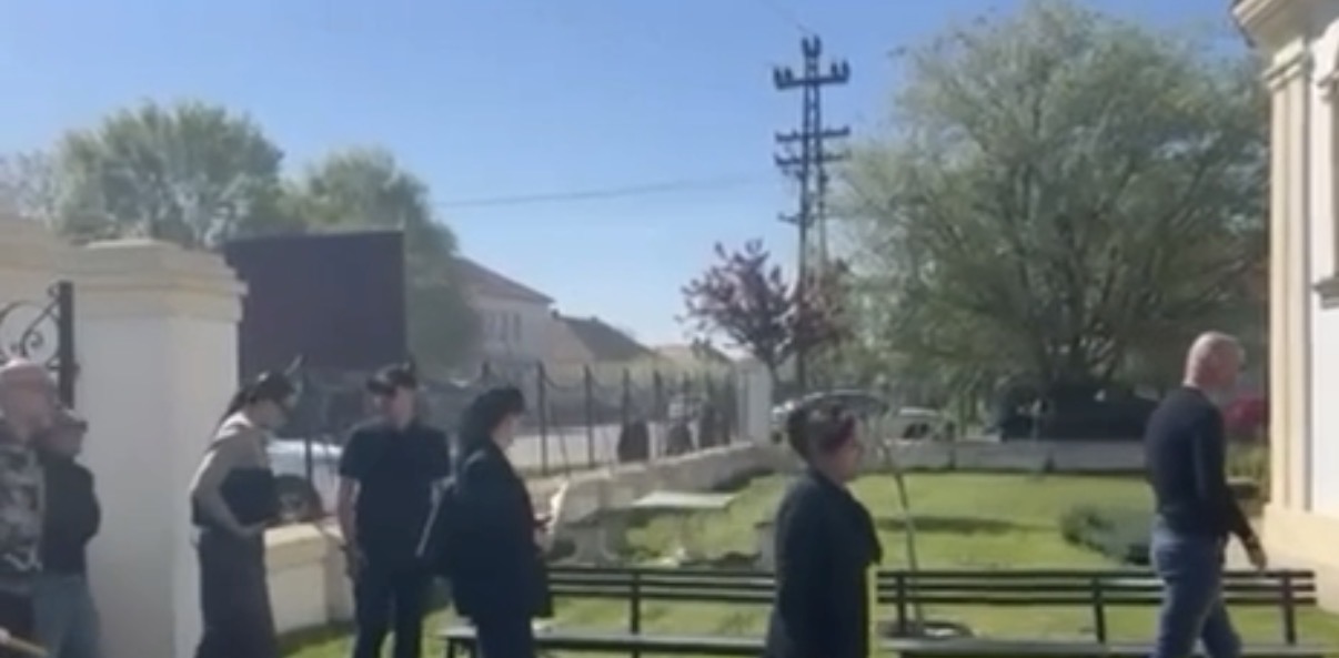 Branka Lazić jedva hoda, ušla u crkvu u crnini: Od nje se ne odvajaju najbliži