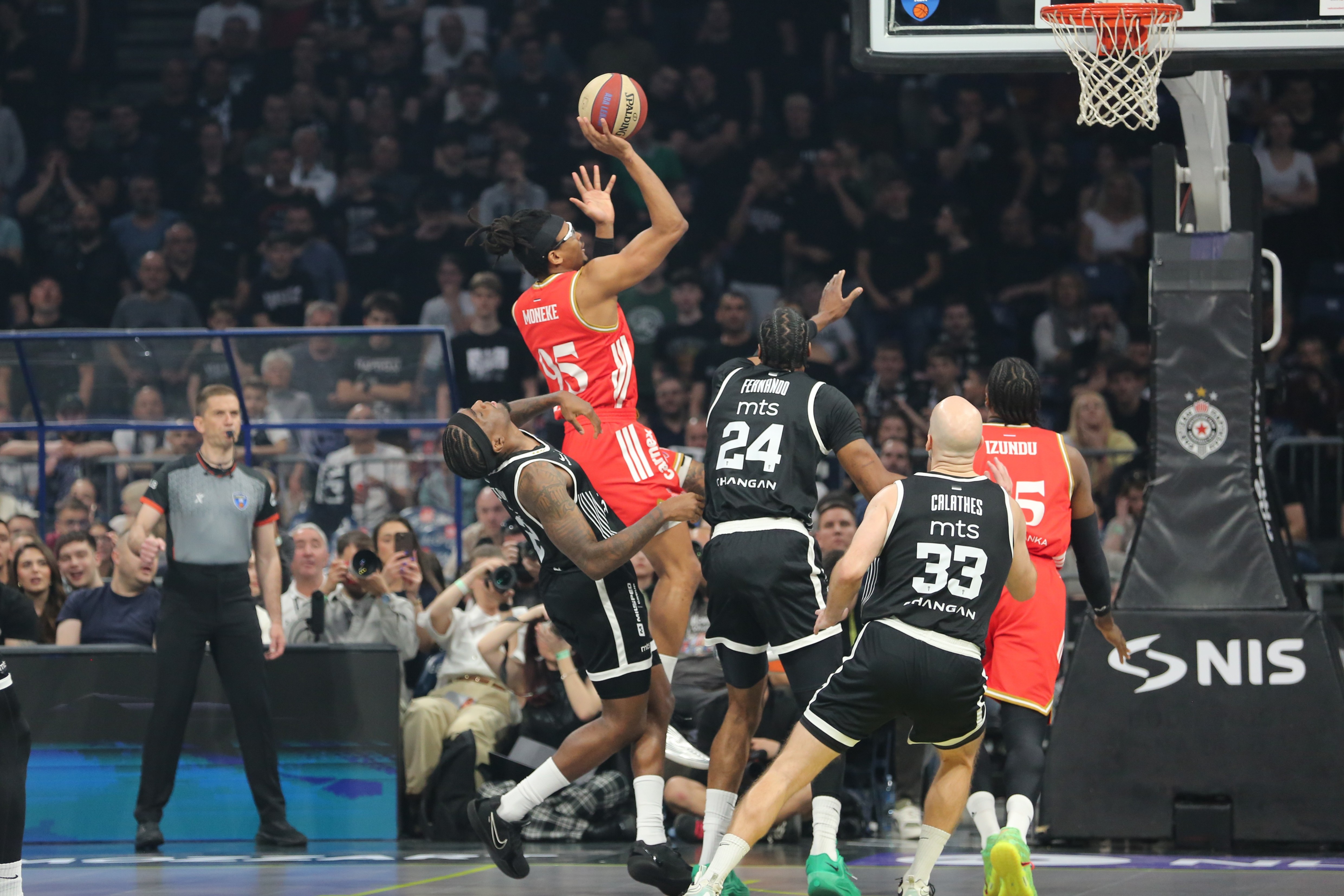 Grobari prekinuli večiti derbi, vređali suprugu Nebojše Čovića, reagovao i kapiten