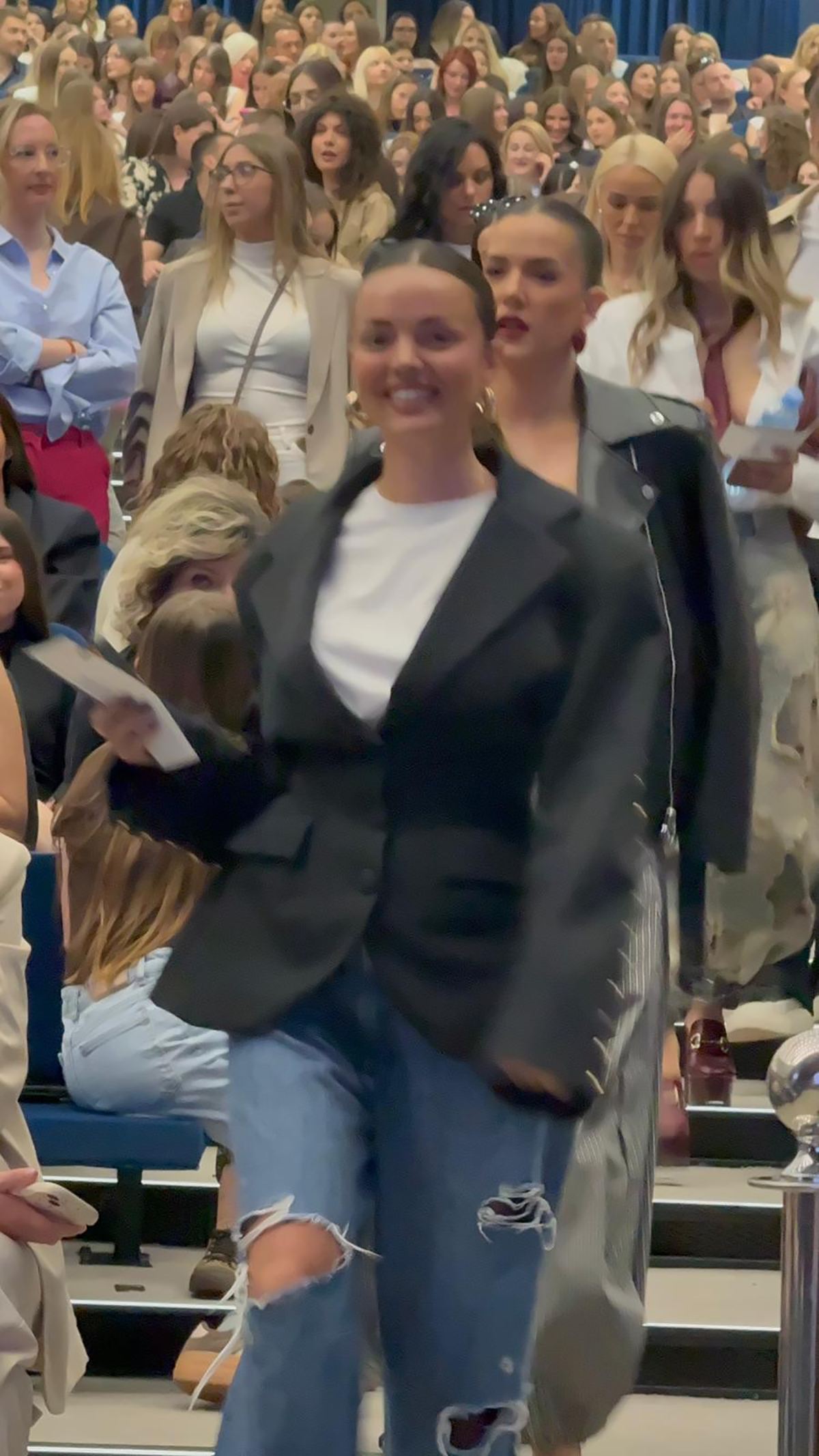 Sofija Šašić u iscepanim farmerkama na koncertu Jakova Jozinovića: Tu je i bivša supruga popularnog pevača