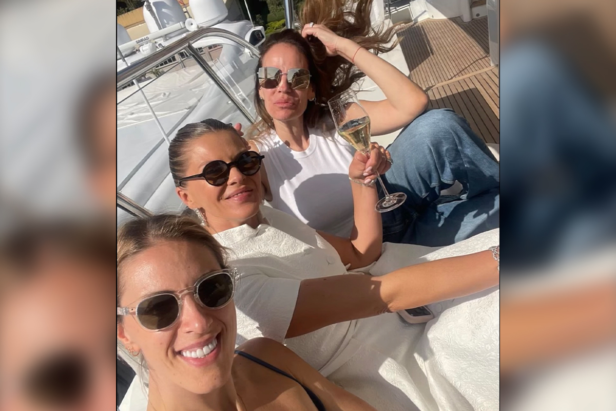 Melina posle venčanja otvorila flašu: U venčanici od 8.000€ nazdravlja sa drugaricama na milionerovoj jahti