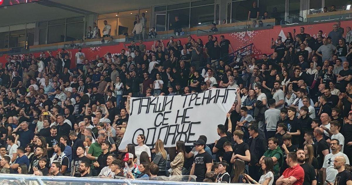 Mnogima je promakao transparent Grobara i prozivka za Obradovića i Zvezdu: 