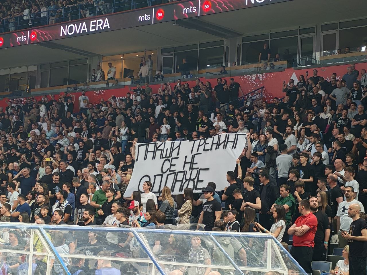 Mnogima je promakao transparent Grobara i prozivka za Obradovića i Zvezdu: "Lakši trening se ne odlaže"